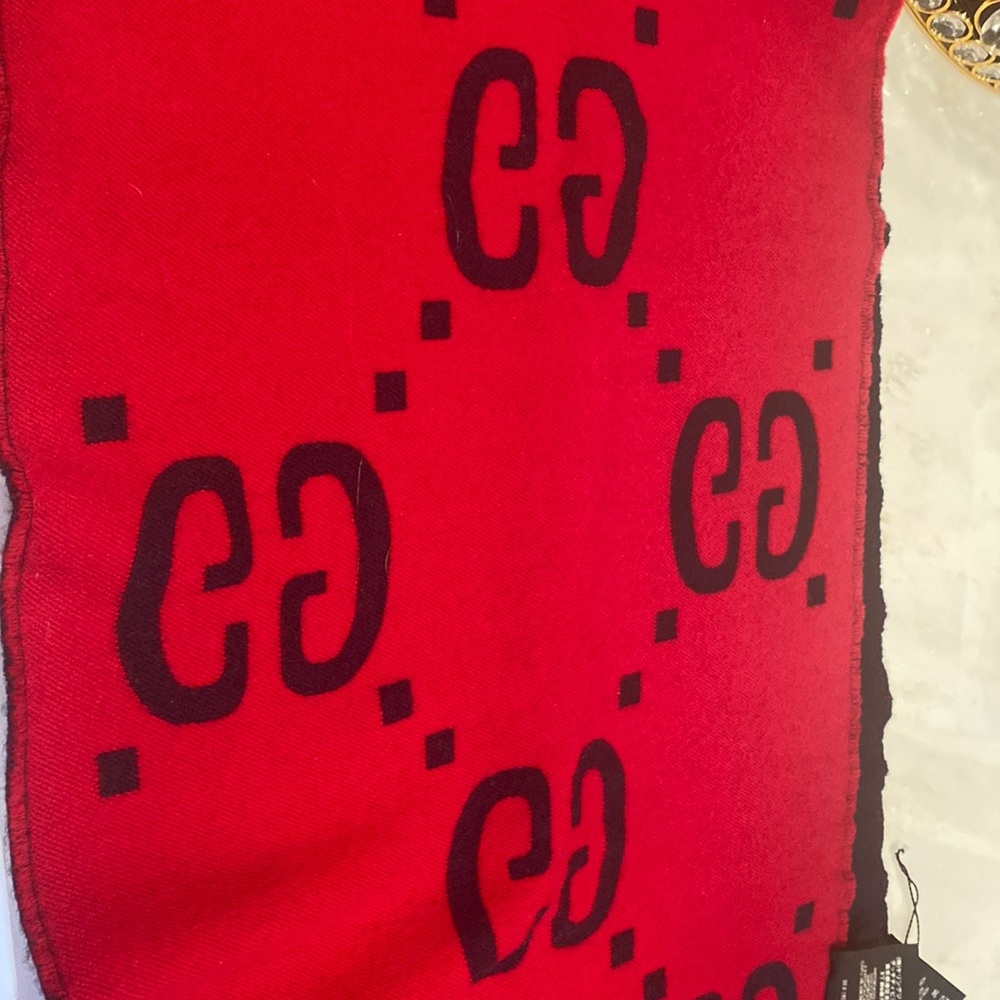 100% authentic GUCCI scarf.